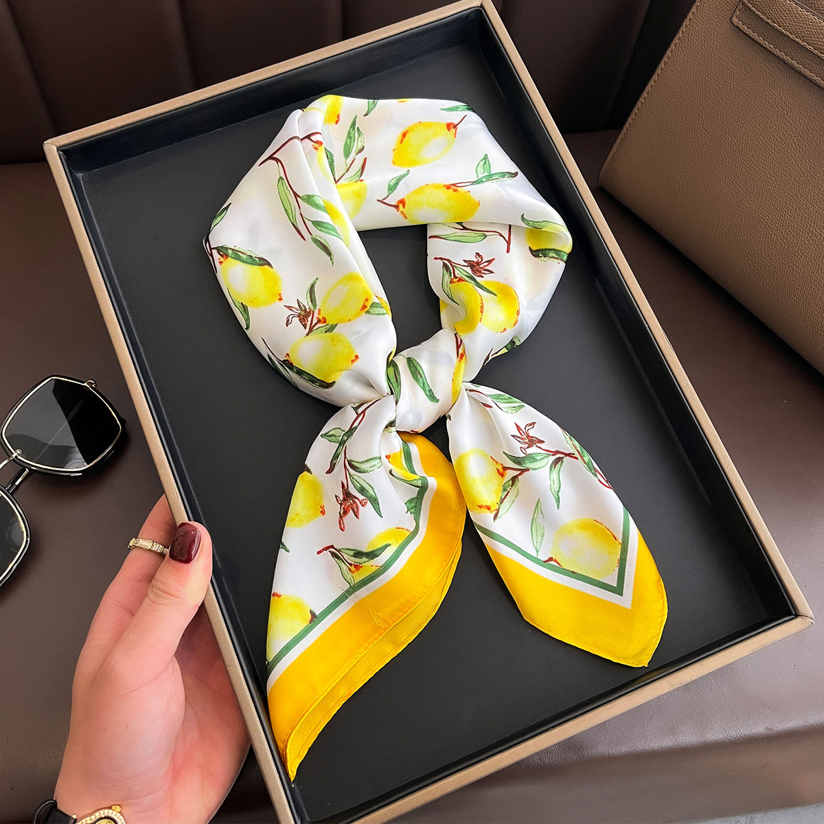 Luxury Bags Yellow - 高級イエローレモンプリント正方形シルクスカーフ女性のための 70*70 センチメートルネクタイファッション飾るネッカチーフ女性ヒジャーブバッグリボン