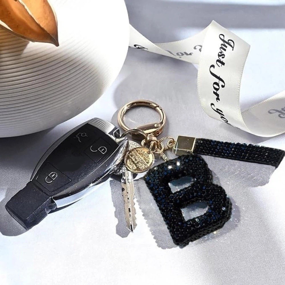 Luxury Bags Yellow - 絶妙な幸運のお守り文字キーホルダー光沢のある装飾品クリスタル文字ペンダント高級キーリングバッグ吊り下げメンズアクセサリー