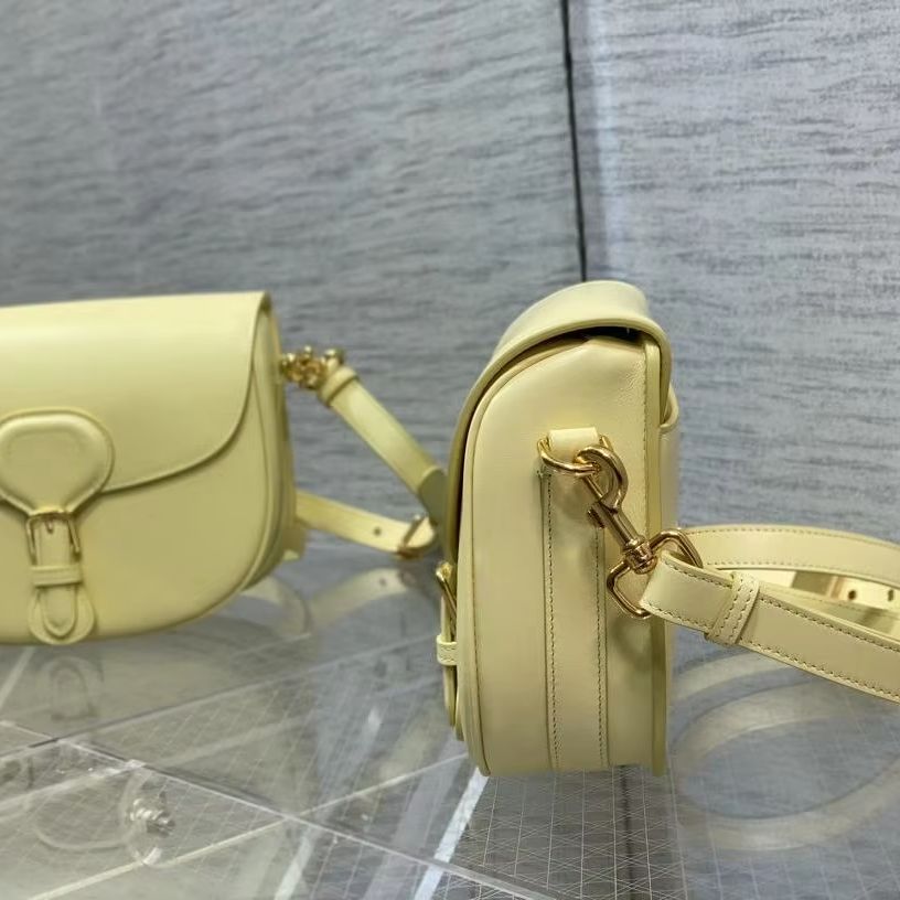 Luxury Bags Yellow - バターイエローの滑らかなレザーサドルバッグ、豪華な調節可能な幅広ストラップ付きマルチウェイハンドバッグ