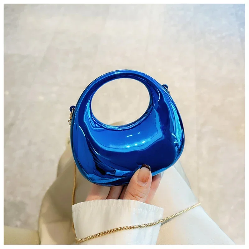 女性用メタリッククロスオーバーバッグ,半月の光沢のあるPVC - Luxury Bags Sell のレビューと価格