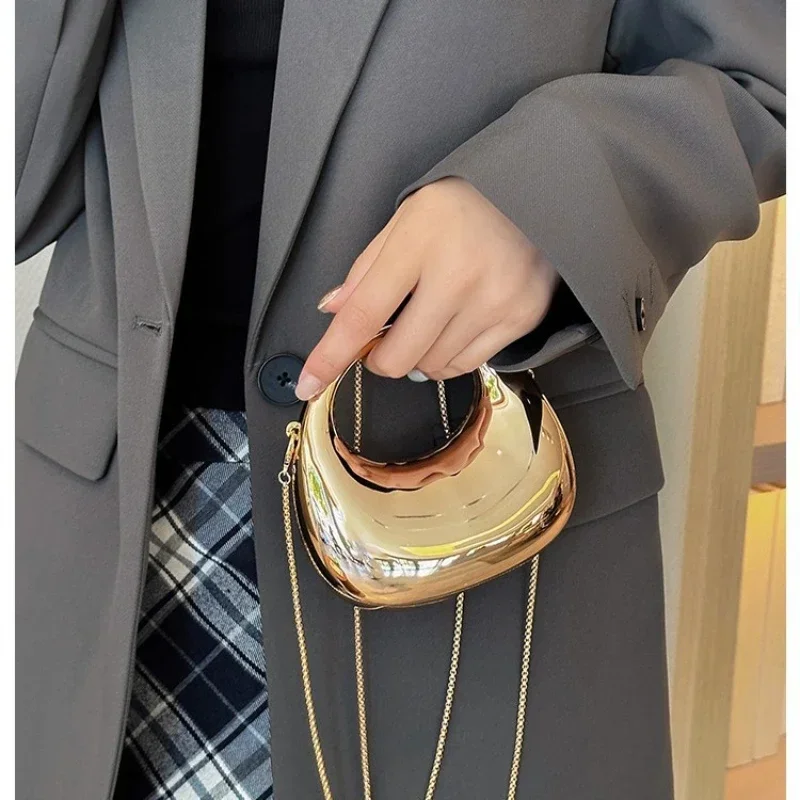 女性用メタリッククロスオーバーバッグ,半月の光沢のあるPVC - Luxury Bags Sell のレビューと価格