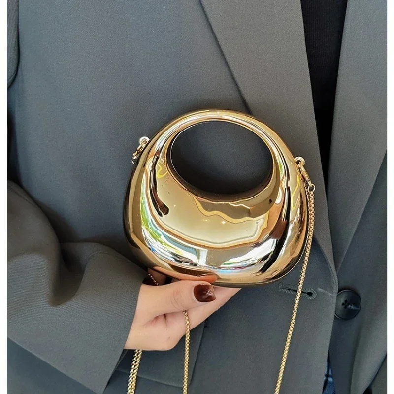女性用メタリッククロスオーバーバッグ,半月の光沢のあるPVC - Luxury Bags Sell のレビューと価格